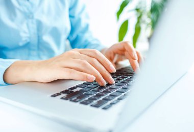 Klavyede yazarak işçisi kadın ofis