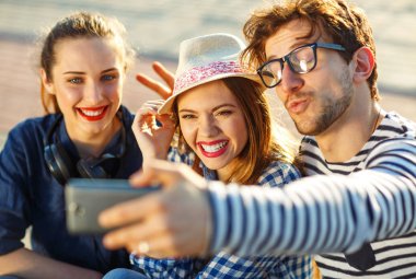 Arkadaşlar açık havada selfie yapma gülümseyen