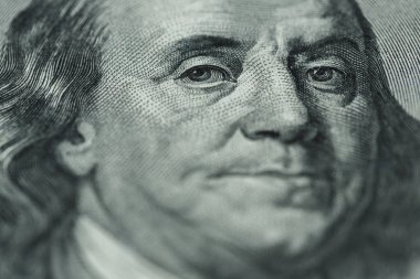 Benjamin Franklin'in portresi yüz dolarlık banknot üzerinde