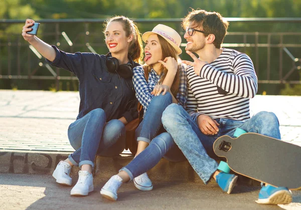 Sonriendo amigos haciendo selfie al aire libre — Foto de Stock