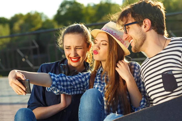 Arkadaşlar açık havada selfie yapma gülümseyen — Stok fotoğraf