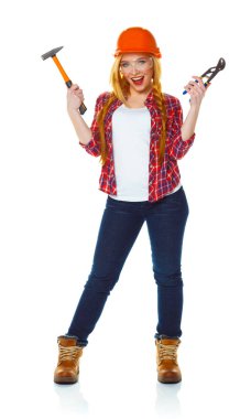 Kask ile iş araçları üzerinde beyaz bir genç kadın