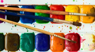 Sanatçı fırça ve boya