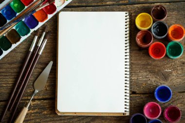 Kağıt, sulu boya ve boya fırça ahşap arka plan üzerinde