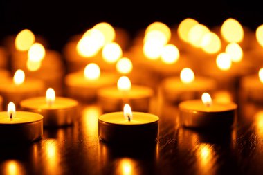 Birçok yanan mum sığ alan derinliğine sahiptir.