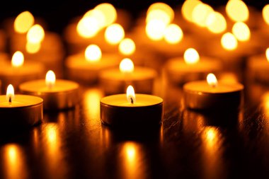 Birçok yanan mum sığ alan derinliğine sahiptir.