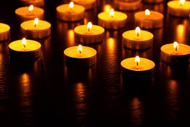 Birçok yanan mum sığ alan derinliğine sahiptir.