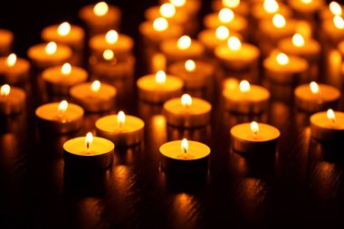 Birçok yanan mum sığ alan derinliğine sahiptir.