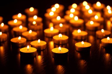 Birçok yanan mum sığ alan derinliğine sahiptir.