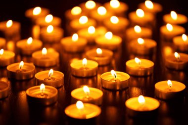 Birçok yanan mum sığ alan derinliğine sahiptir.