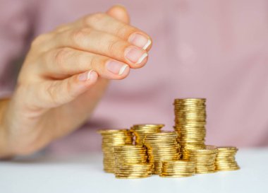 Elleri ve madeni para ile yeni iş start-up korumak