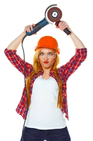 Kadın inşaat işçisi kask ile açı değirmeni üzerinde — Stok fotoğraf