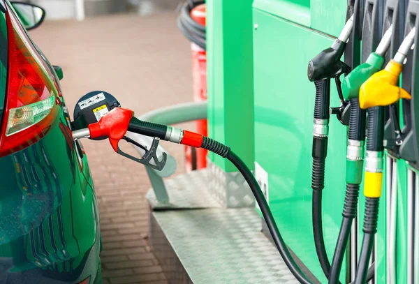 Repostaje de coches en una gasolinera — Foto de Stock