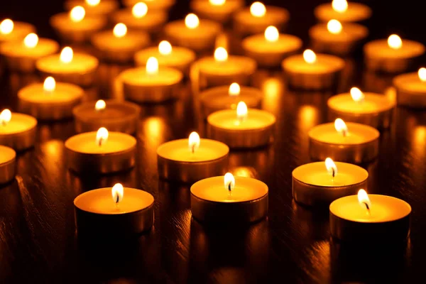 Vele brandende kaarsen met ondiepe velddiepte — Stockfoto