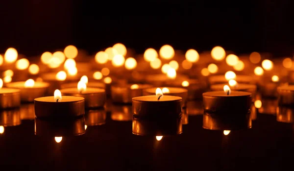 Queimando velas com profundidade rasa de campo — Fotografia de Stock