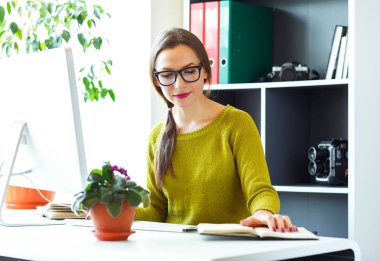 Genç kadın çalışma from Home - modern iş kavramı