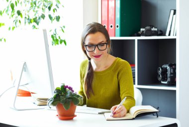 Genç kadın çalışma from Home - modern iş kavramı