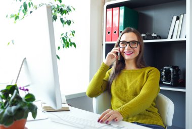 Genç kadın çalışma from Home - modern iş kavramı