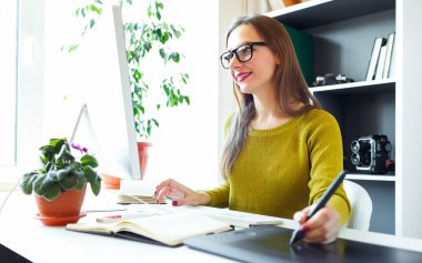 Sanatçı bir şey ofisteki grafik tablet çizim