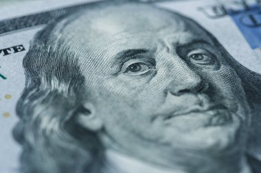 Benjamin Franklin'in portresi yüz dolarlık banknot üzerinde