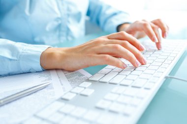 Klavyede yazarak işçisi kadın ofis