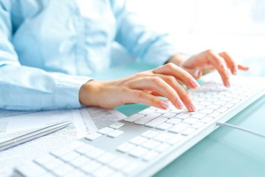 Klavyede yazarak işçisi kadın ofis