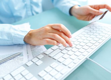 Bilgisayar ve kredi kartı kullanarak eller