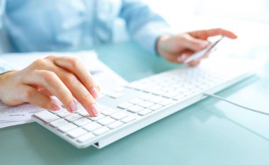 Bilgisayar ve kredi kartı kullanarak eller