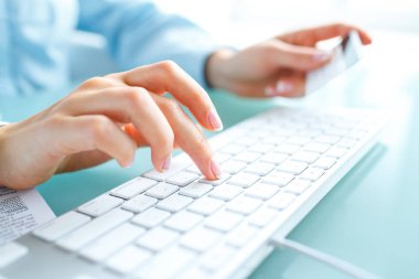 Bilgisayar ve kredi kartı kullanarak eller