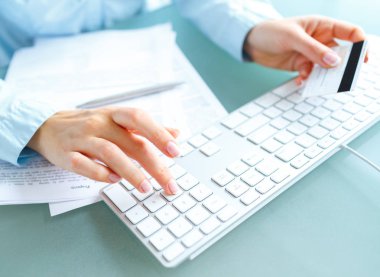 Bilgisayar ve kredi kartı kullanarak eller