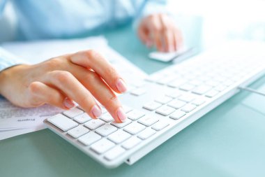 Bilgisayar ve kredi kartı kullanarak eller