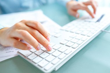 Bilgisayar ve kredi kartı kullanarak eller