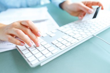 Bilgisayar ve kredi kartı kullanarak eller