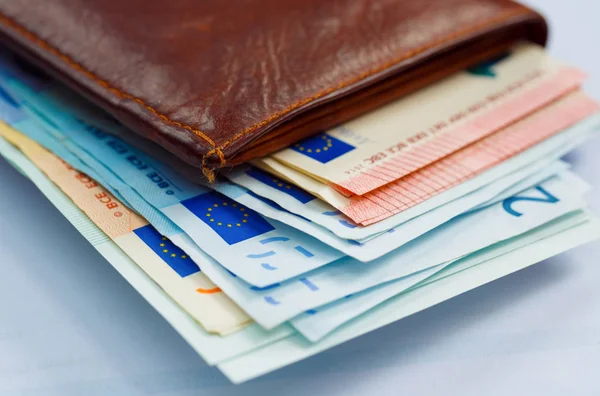 Bruin lederen portefeuille met geld euro — Stockfoto