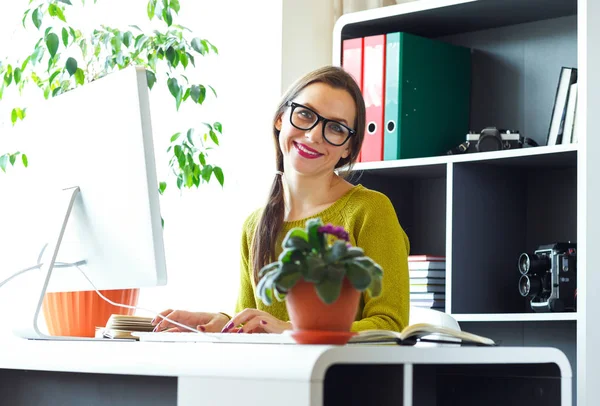 Jonge vrouw thuiswerken - moderne bedrijfsconcept — Stockfoto