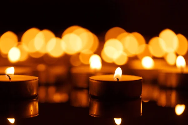 Палаючі свічки з невеликою глибиною різкості — стокове фото