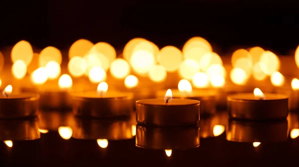 Velas encendidas con poca profundidad de campo — Foto de Stock