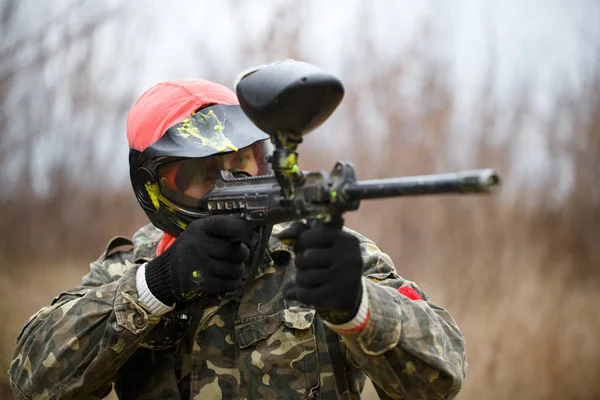 Paintball joueur de sport portant un masque de protection — Photo