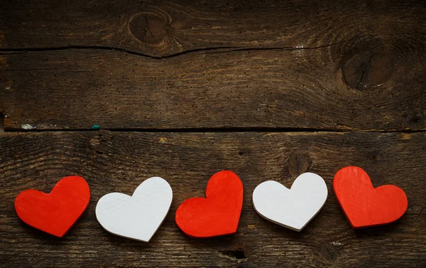 Rode en witte hart op oude houten achtergrond — Stockfoto
