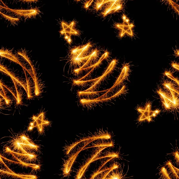 Modello senza cuciture di alberi di Natale realizzati da sparkler su un nero — Foto Stock