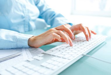 Klavyede yazarak işçisi kadın ofis