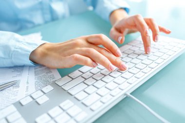 Klavyede yazarak işçisi kadın ofis