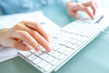 Bilgisayar ve kredi kartı kullanarak eller