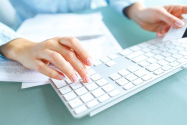 Bilgisayar ve kredi kartı kullanarak eller