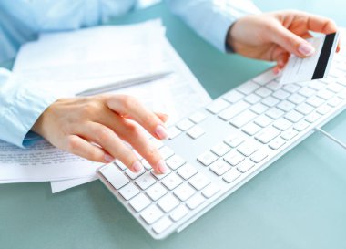 Bilgisayar ve kredi kartı kullanarak eller