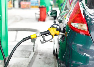 Bir benzin istasyonunda kışın yakıt ikmali araba