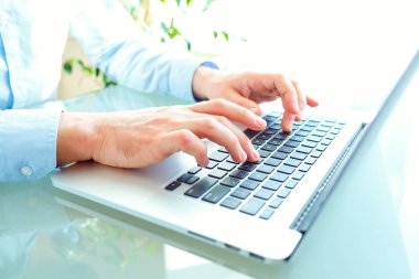 Klavyede yazarak erkekler ofis çalışanı