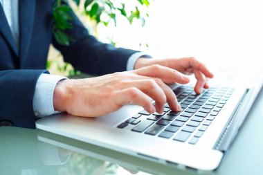 Klavyede yazarak erkekler ofis çalışanı