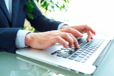 Klavyede yazarak erkekler ofis çalışanı