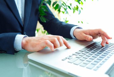 Klavyede yazarak erkekler ofis çalışanı